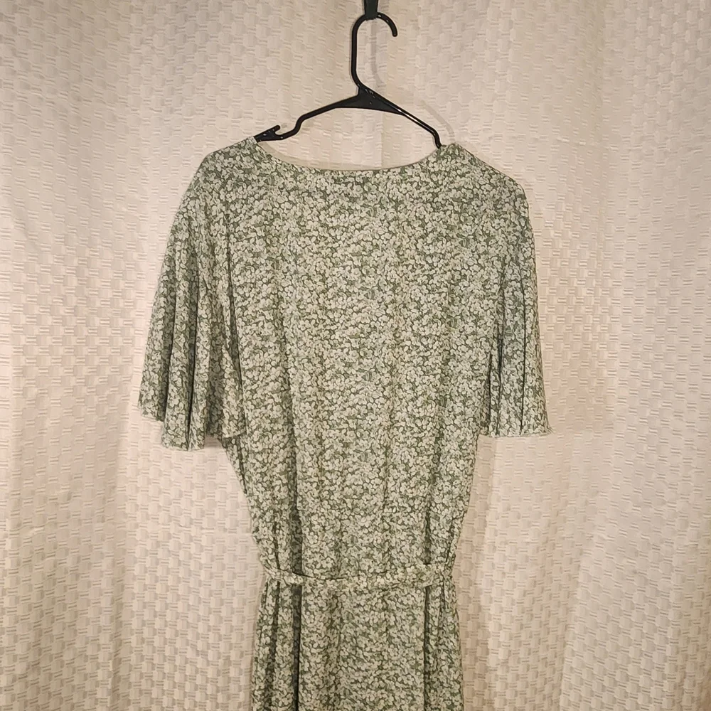 5/$16 💓Floral Green Wrap Dress Romantic And Feminine - Picture 5 of 5